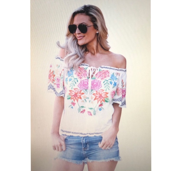 Tops - 🎉HPx2🎉🌸1 LEFT: Small🍦White Off-shoulders Top